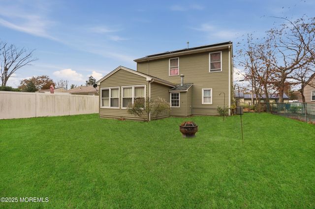 537 Holly Village Lane, Toms River, NJ 08753