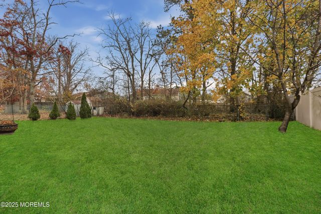 537 Holly Village Lane, Toms River, NJ 08753