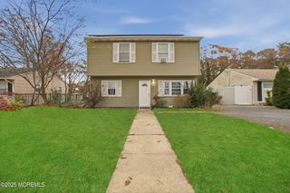 537 Holly Village Lane, Toms River, NJ 08753
