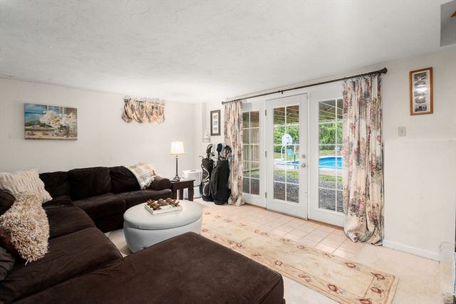 12 Old Barn Rd, Plymouth, MA 02360