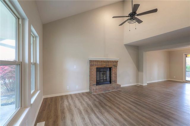 11822 Oakmont Street, Overland Park, KS 66210