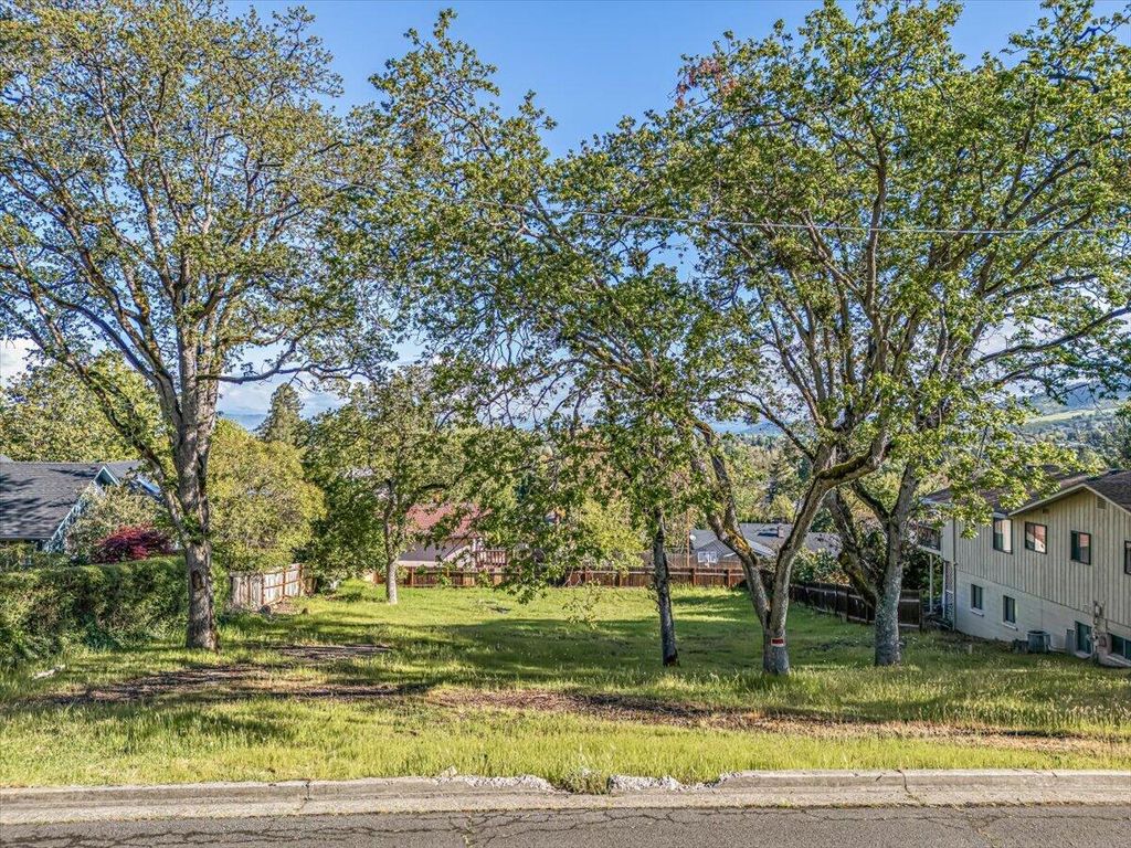 2449 Capital Avenue, Medford, OR 97504