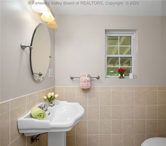 2441 3rd Avenue, Nitro, WV 25143