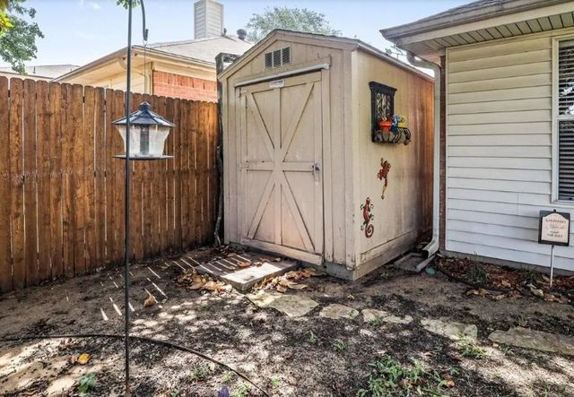 325 Stately Oak Lane, Lake Dallas, TX 75065