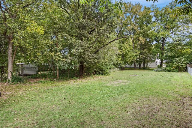 900 N Detroit Avenue, Russellville, AR 72801