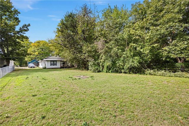 900 N Detroit Avenue, Russellville, AR 72801