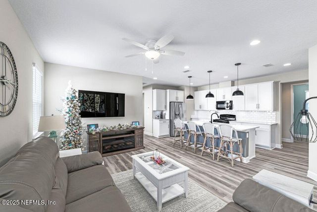 1917 AMBERLY Drive, Middleburg, FL 32068