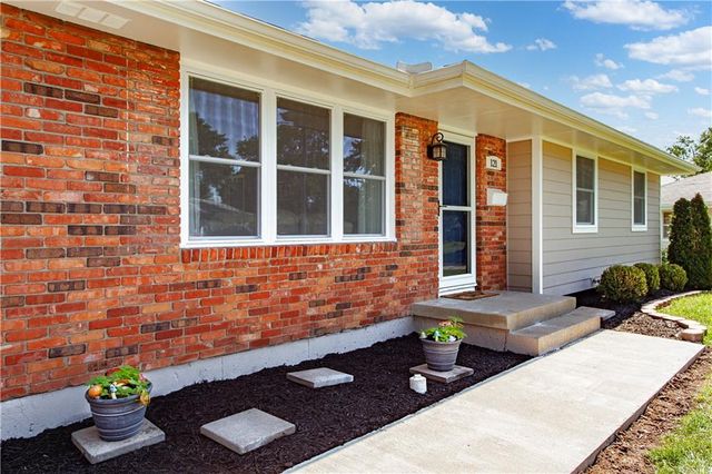 121 SE Moore Street, Blue Springs, MO 64014