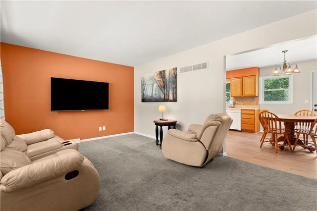 121 SE Moore Street, Blue Springs, MO 64014