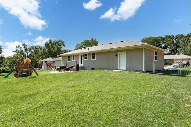 121 SE Moore Street, Blue Springs, MO 64014