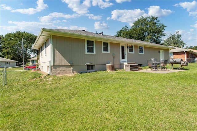 121 SE Moore Street, Blue Springs, MO 64014