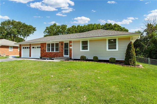 121 SE Moore Street, Blue Springs, MO 64014