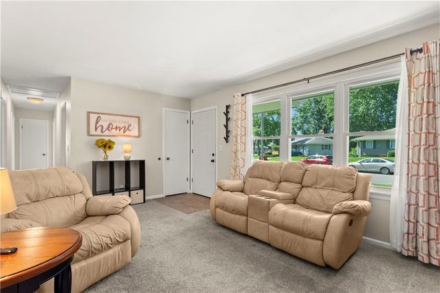 121 SE Moore Street, Blue Springs, MO 64014