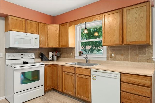 121 SE Moore Street, Blue Springs, MO 64014