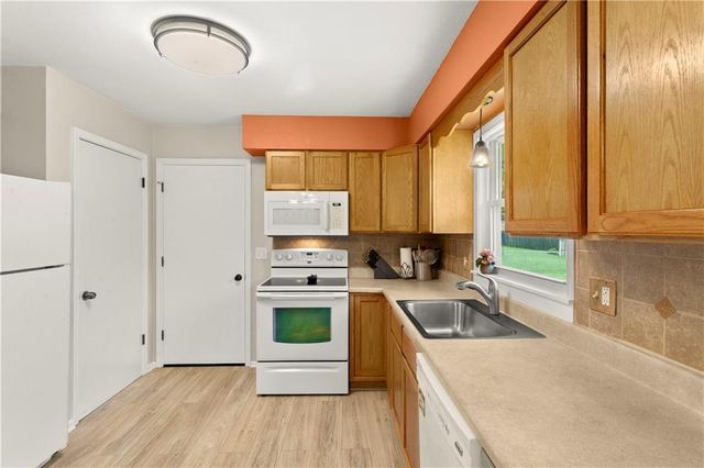 121 SE Moore Street, Blue Springs, MO 64014