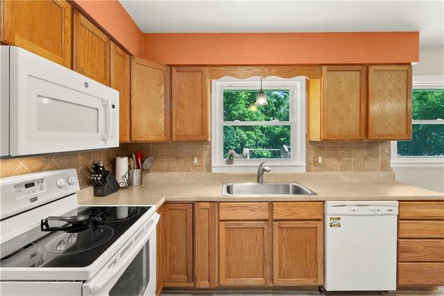 121 SE Moore Street, Blue Springs, MO 64014