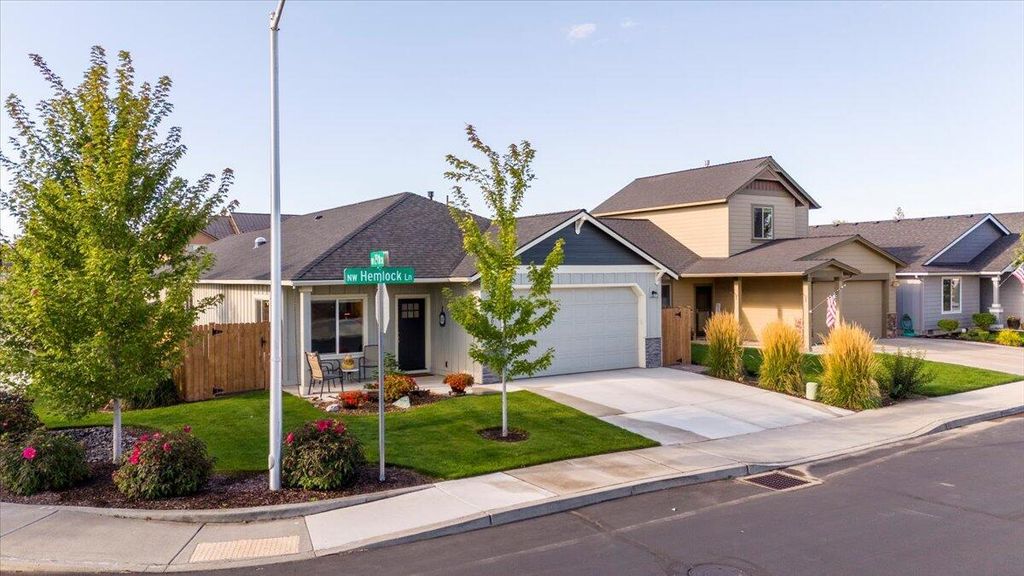 2920 NW Hemlock Lane, Redmond, OR 97756