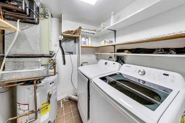 18559 Escanaba Avenue 101, Lansing, IL 60438