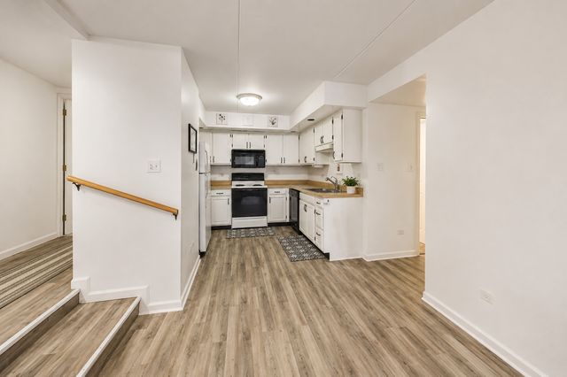 18559 Escanaba Avenue 101, Lansing, IL 60438