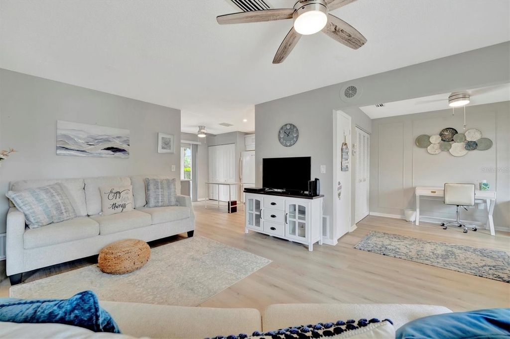 Image 18 of property listing at 4105 35TH AVENUE W 3, Bradenton, FL 34205