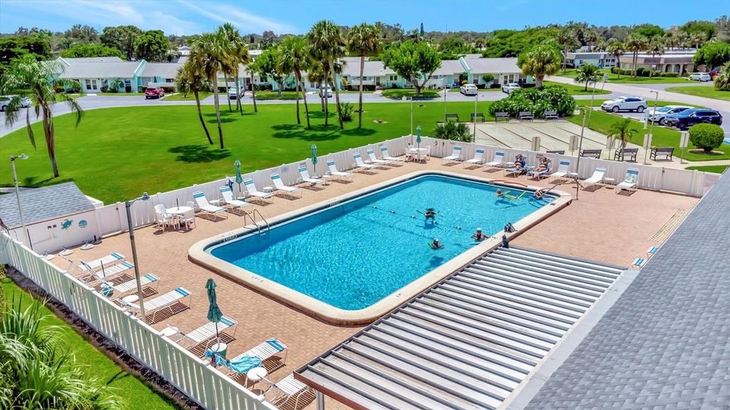 Image 6 of property listing at 4105 35TH AVENUE W 3, Bradenton, FL 34205