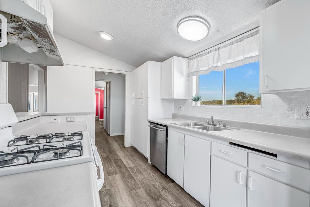 Image 13 of property listing at 27062 Road 400, Madera, CA 93636