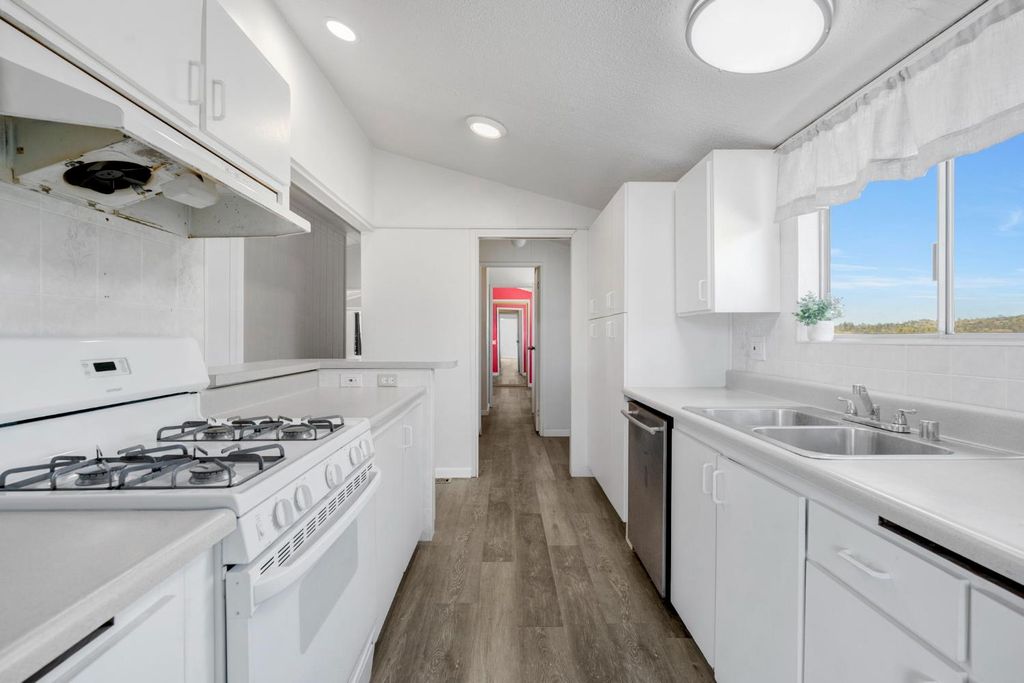 Image 14 of property listing at 27062 Road 400, Madera, CA 93636