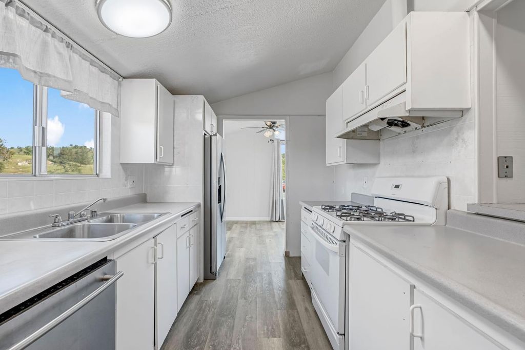 Image 16 of property listing at 27062 Road 400, Madera, CA 93636