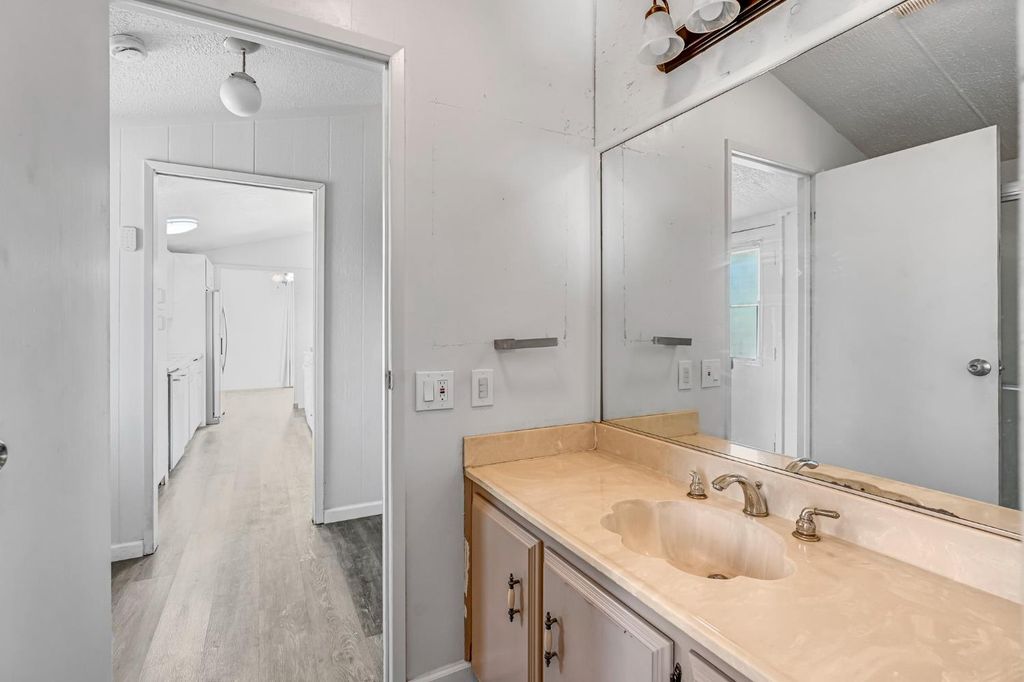 Image 20 of property listing at 27062 Road 400, Madera, CA 93636