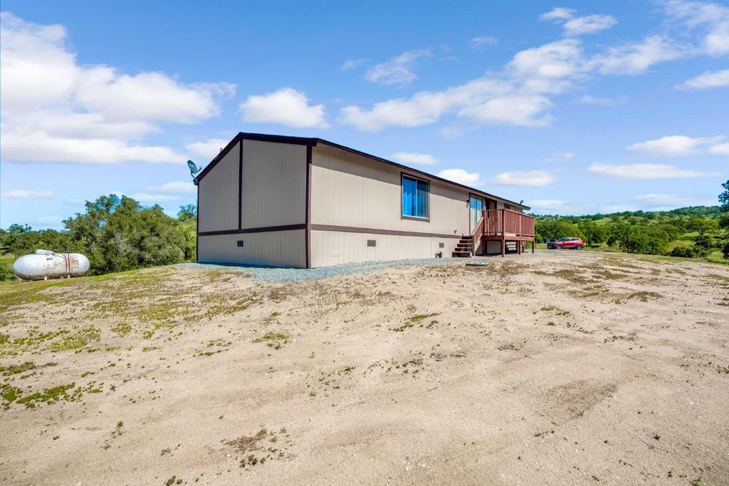 Image 3 of property listing at 27062 Road 400, Madera, CA 93636