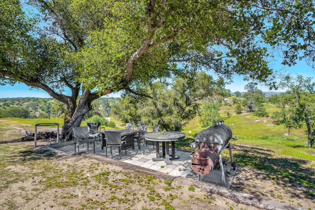 Image 5 of property listing at 27062 Road 400, Madera, CA 93636