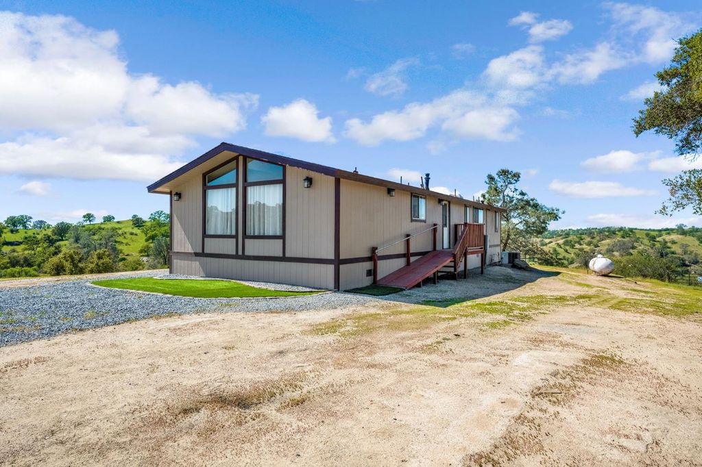 Image 6 of property listing at 27062 Road 400, Madera, CA 93636