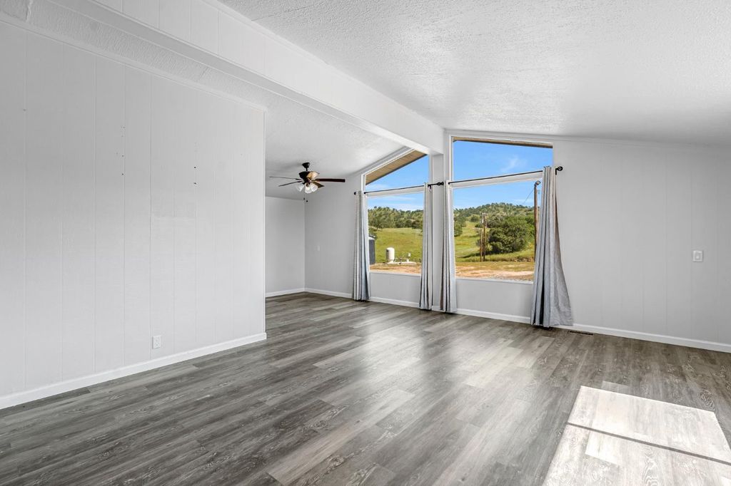 Image 8 of property listing at 27062 Road 400, Madera, CA 93636