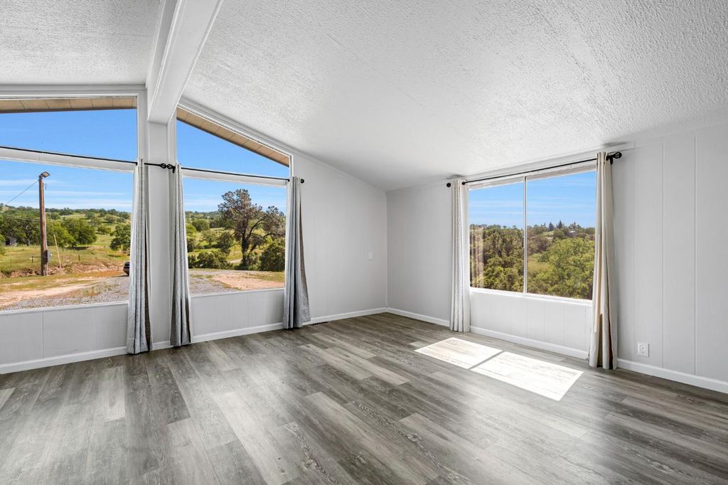 Image 9 of property listing at 27062 Road 400, Madera, CA 93636