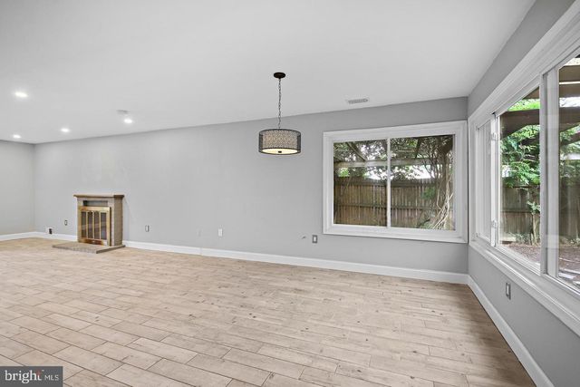 511 AVONDALE DR, Sterling, VA 20164