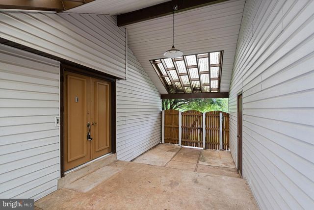 511 AVONDALE DR, Sterling, VA 20164