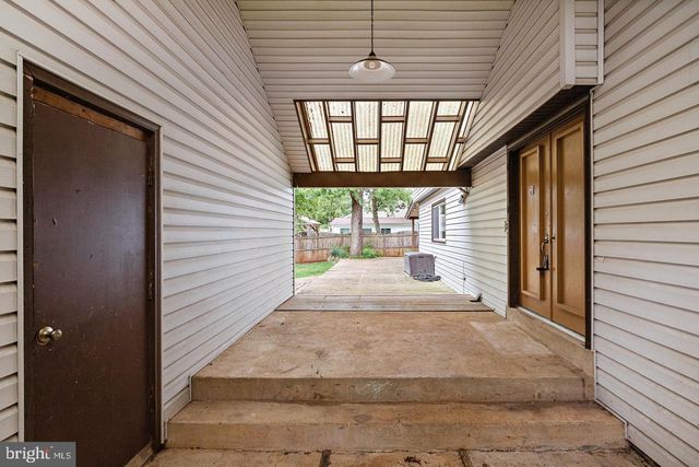 511 AVONDALE DR, Sterling, VA 20164