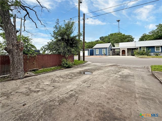 1195 W Coll Street, New Braunfels, TX 78130