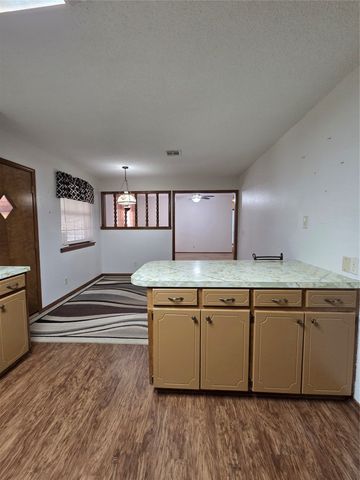 1217 S GUM Avenue, Broken Arrow, OK 74012