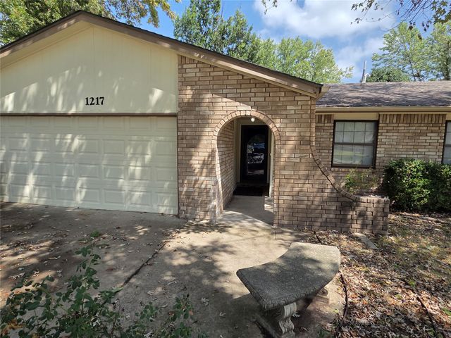 1217 S GUM Avenue, Broken Arrow, OK 74012