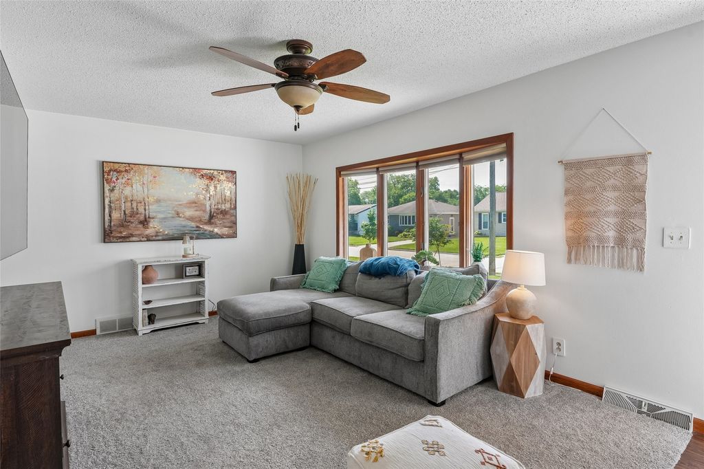 6115 Gordon Avenue, Des Moines, IA 50312