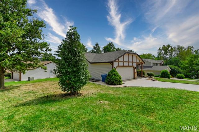 12 Meadow Crest Court, St Charles, MO 63303