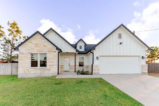 111 Tree Top LN, Smithville, TX 78957