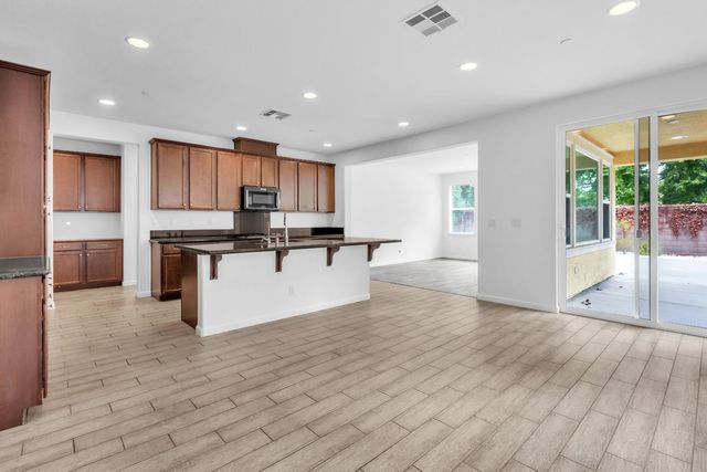 9749 Philta Way, Elk Grove, CA 95757
