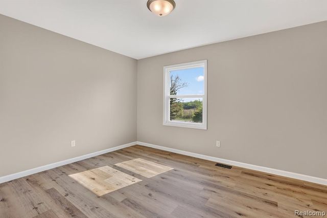 1215 N Oak Road, Davison, MI 48423