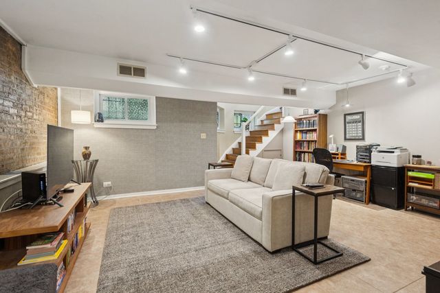 542 W Brompton Avenue 1N, Chicago, IL 60657