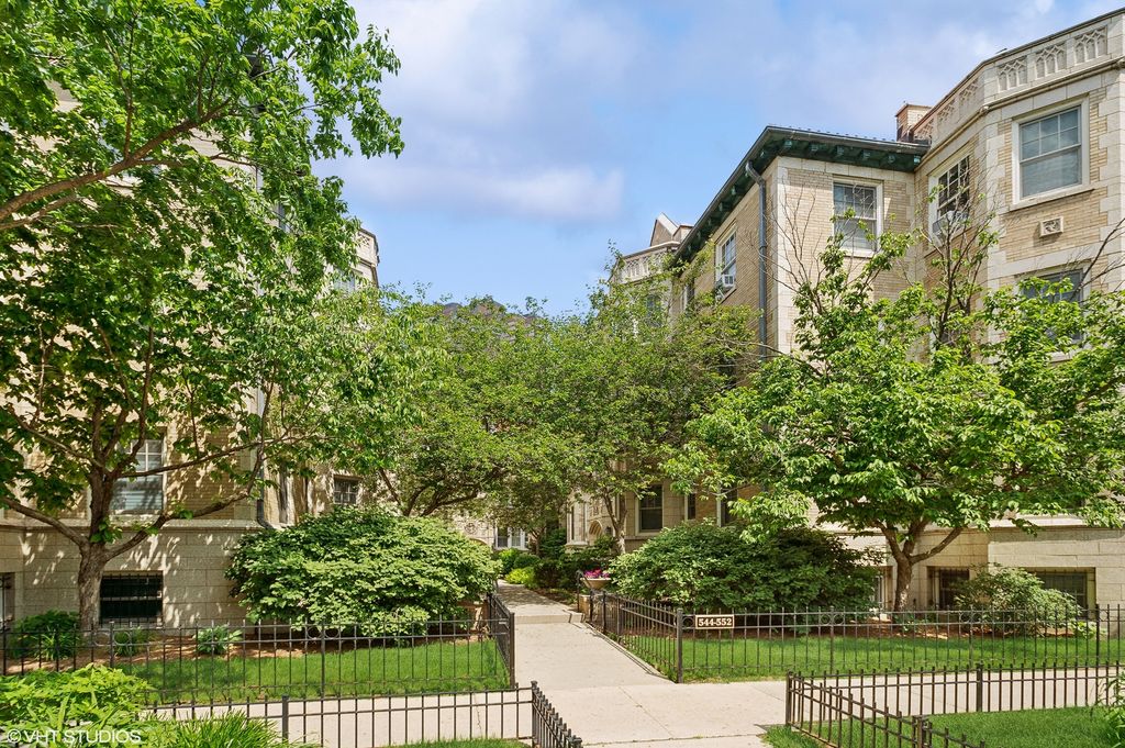 542 W Brompton Avenue 1N, Chicago, IL 60657