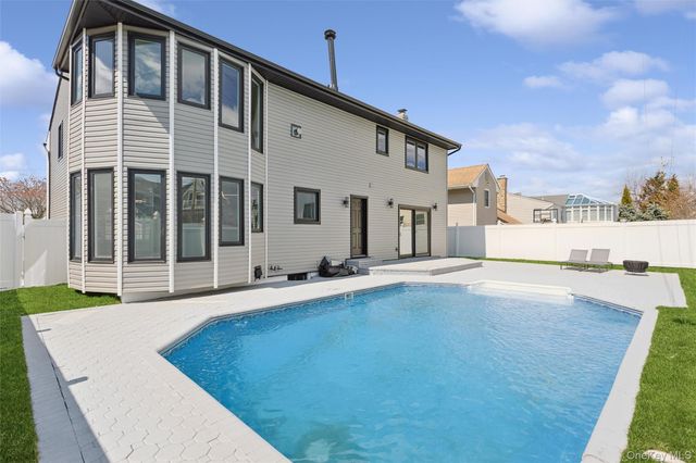 88 Mark Lane, Atlantic Beach, NY 11509