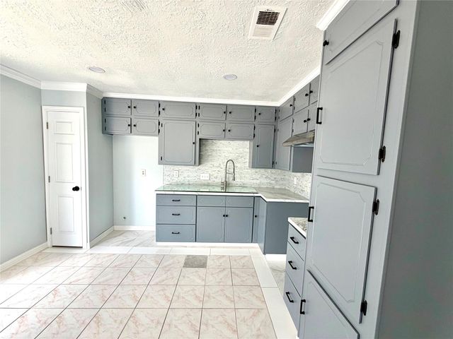 718 Blue Rock Court, Houston, TX 77060