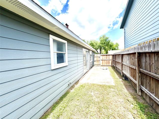 718 Blue Rock Court, Houston, TX 77060